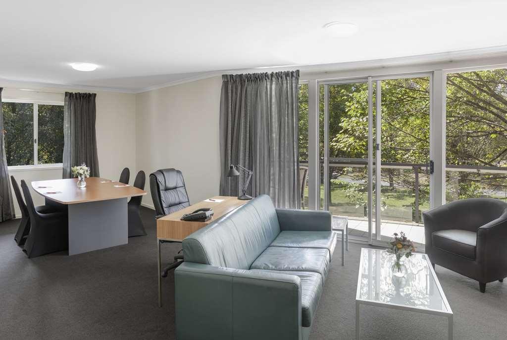 Ramada Encore By Wyndham Belconnen Canberra Room photo