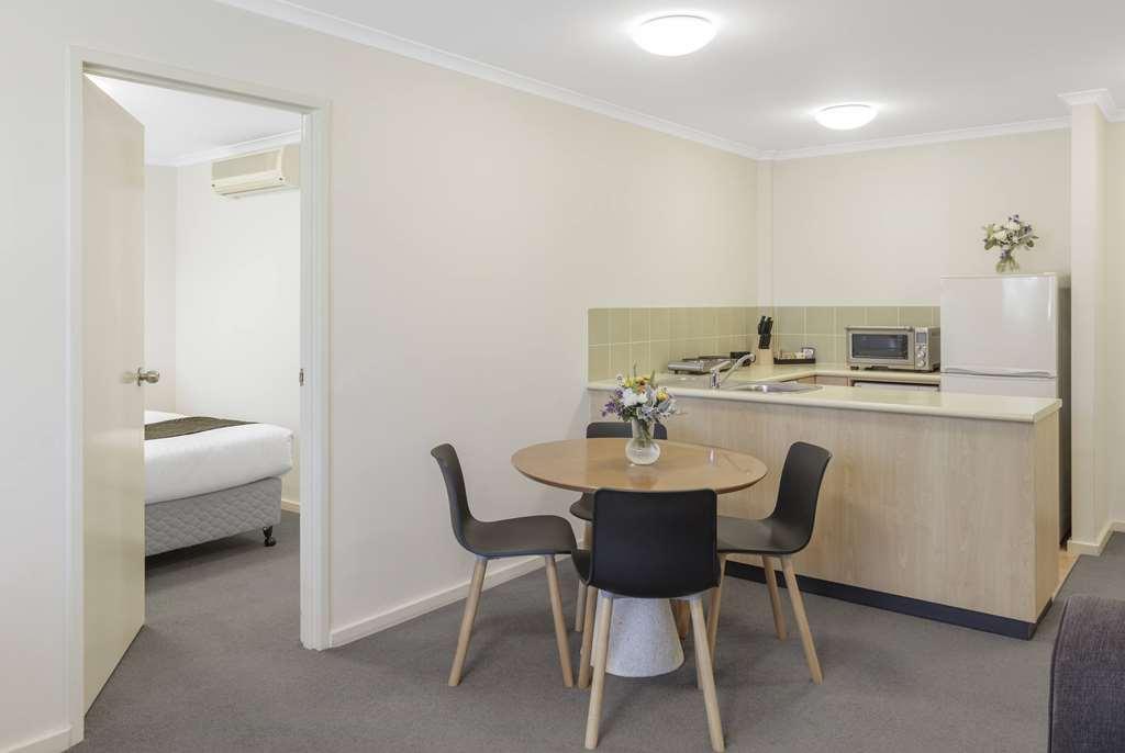 Ramada Encore By Wyndham Belconnen Canberra Room photo