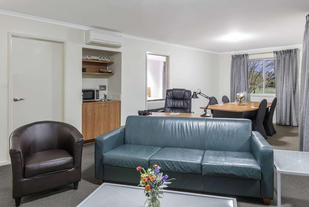 Ramada Encore By Wyndham Belconnen Canberra Room photo