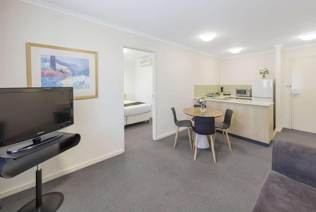 Ramada Encore By Wyndham Belconnen Canberra Room photo
