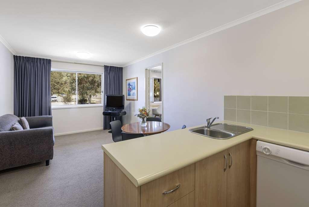 Ramada Encore By Wyndham Belconnen Canberra Room photo