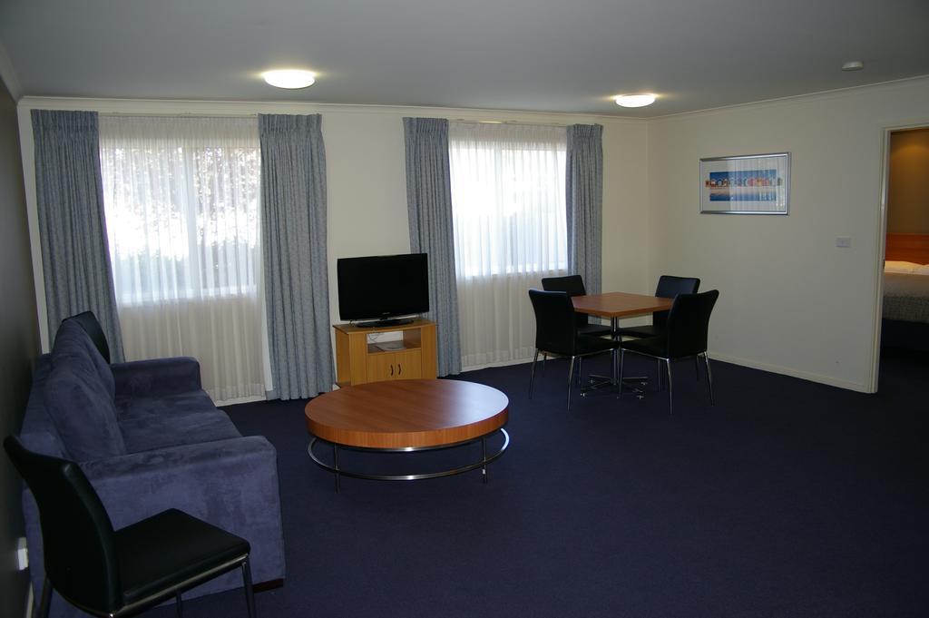 Ramada Encore By Wyndham Belconnen Canberra Exterior photo
