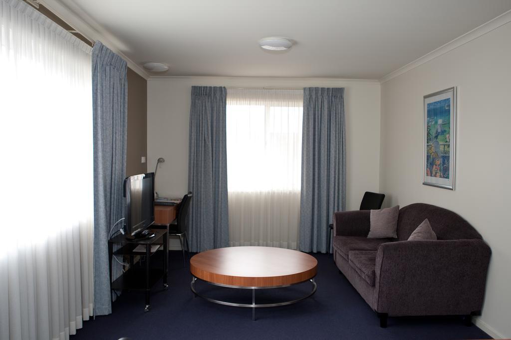 Ramada Encore By Wyndham Belconnen Canberra Exterior photo