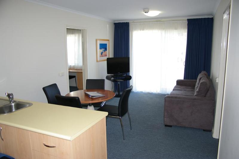 Ramada Encore By Wyndham Belconnen Canberra Exterior photo